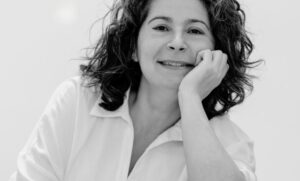 عندما يتلألأ السدو في عاصمة آسيوية: كاترين كرم تحمل ذاكرة الصحراء إلى هونغ كونغ