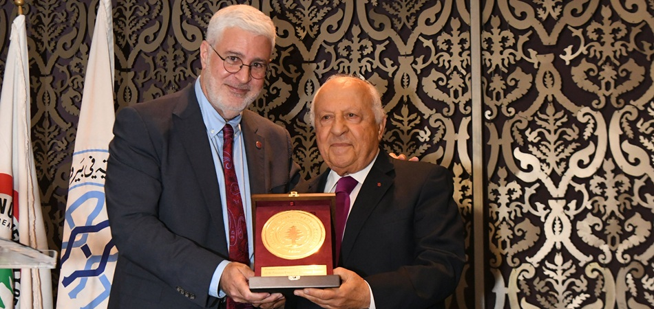 رئيس الجامعة الأميركية في بيروت منح هشام جارودي وسام الرئيس للخدمة التطوعية المتميزة
